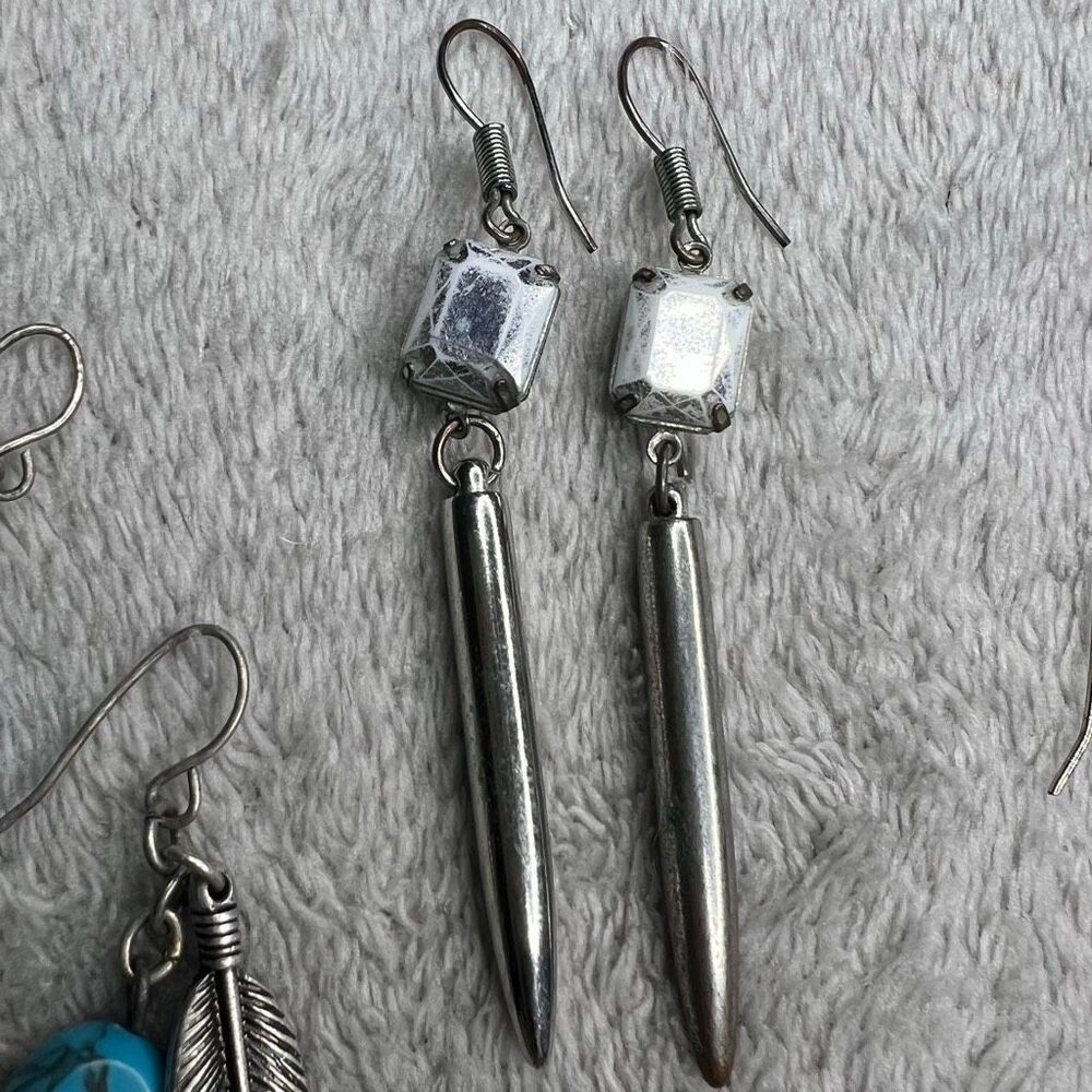 Vintage 4 Pairs of Silver Tone Earrings: Small Dangles, Feathers, Dream Catcher - Picture 4 of 10